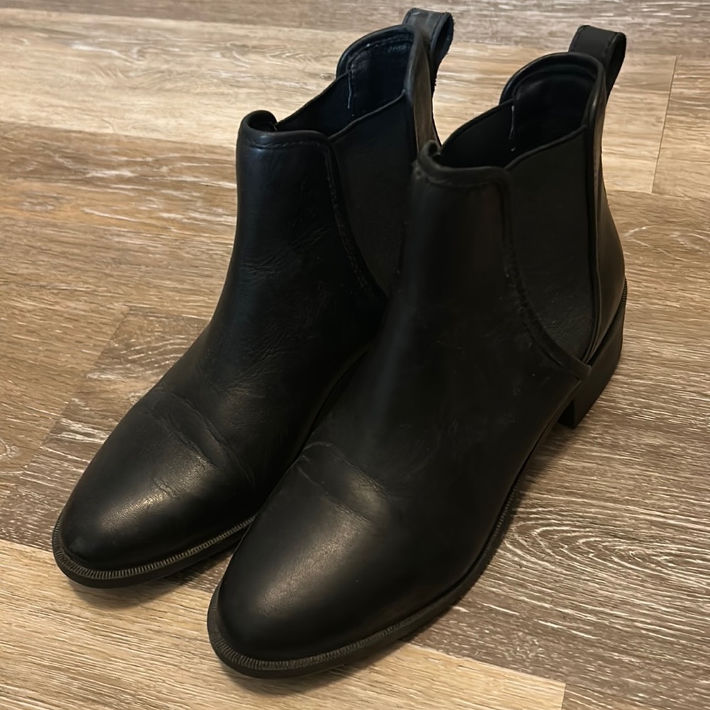 Black Darsie book - Steve Madden. Only worn once